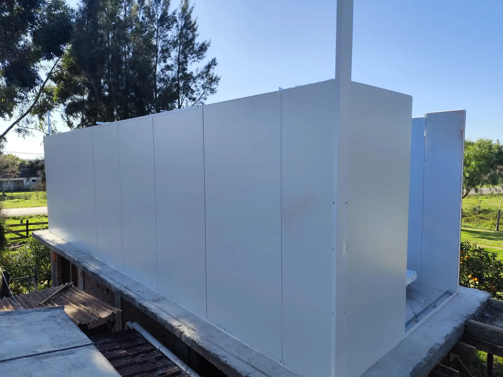 Cerramiento de paneles isopanel blancos instalado por MG Construcciones en Uruguay